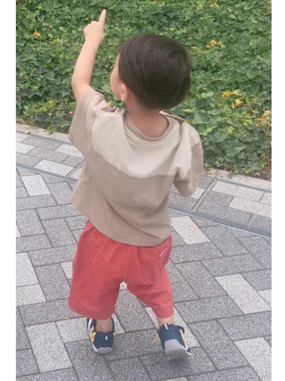 「キッズコーデ、3歳、おでかけコーデ、おでかけ、休日スタイル、オーバーサイズ、おそろいコーデ、むすこーで」｜「Life Support ProductsのコットンUSAバイカラーTシャツ（80～160cm）（Tシャツ/カットソー、ベージュ系）」を使った、®︎etasさん（キッズ・110cm）の夏コーディネートの1枚目の写真