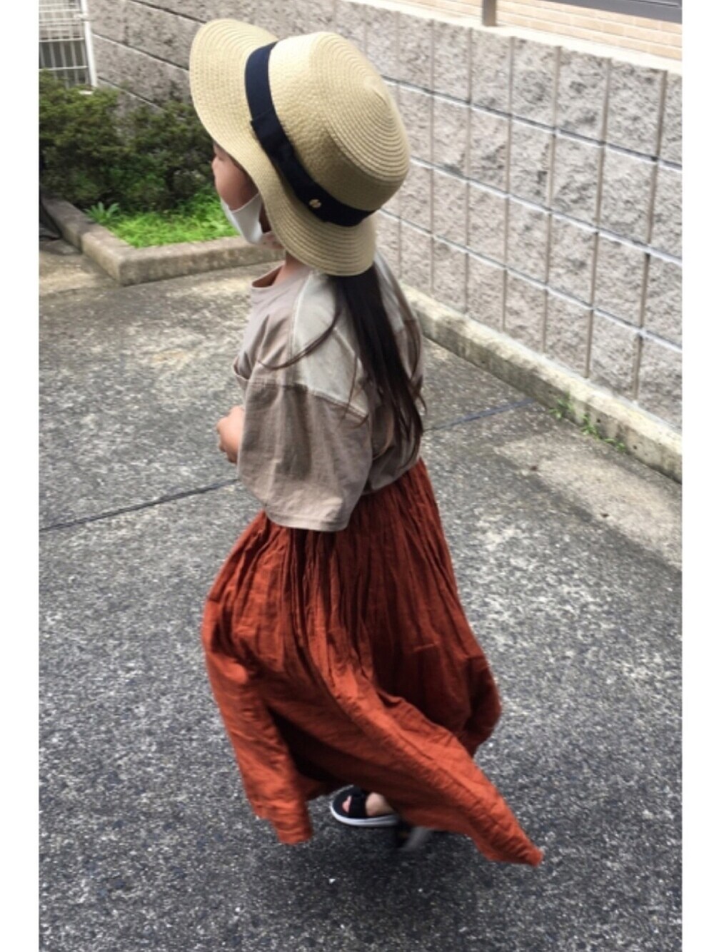 「リラックススタイル、夏コーデ、カンカン帽、ゆるコーデ、kids、むぎわら帽子、おんなのこコーデ、休日スタイル、夏だ！Tシャツ着よう！、ロングスカート」｜「BREEZEのカンカン帽_UVカット（ハット、ベージュ系）」を使った、®︎etasさん（キッズ・110cm）の夏コーディネートの1枚目の写真