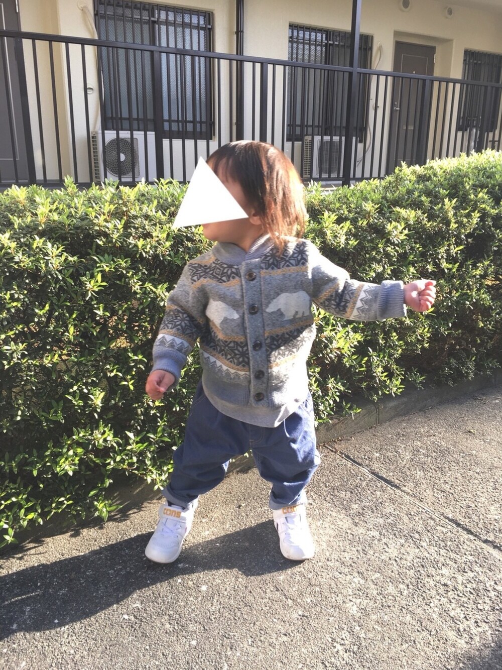 「男の子コーデ、男の子、2歳、GLOBAL WORK、converse」｜「ママフルのアイテム（ジャケット/アウター、グレー系）」を使った、®︎etasさん（キッズ・80cm）の春コーディネートの1枚目の写真