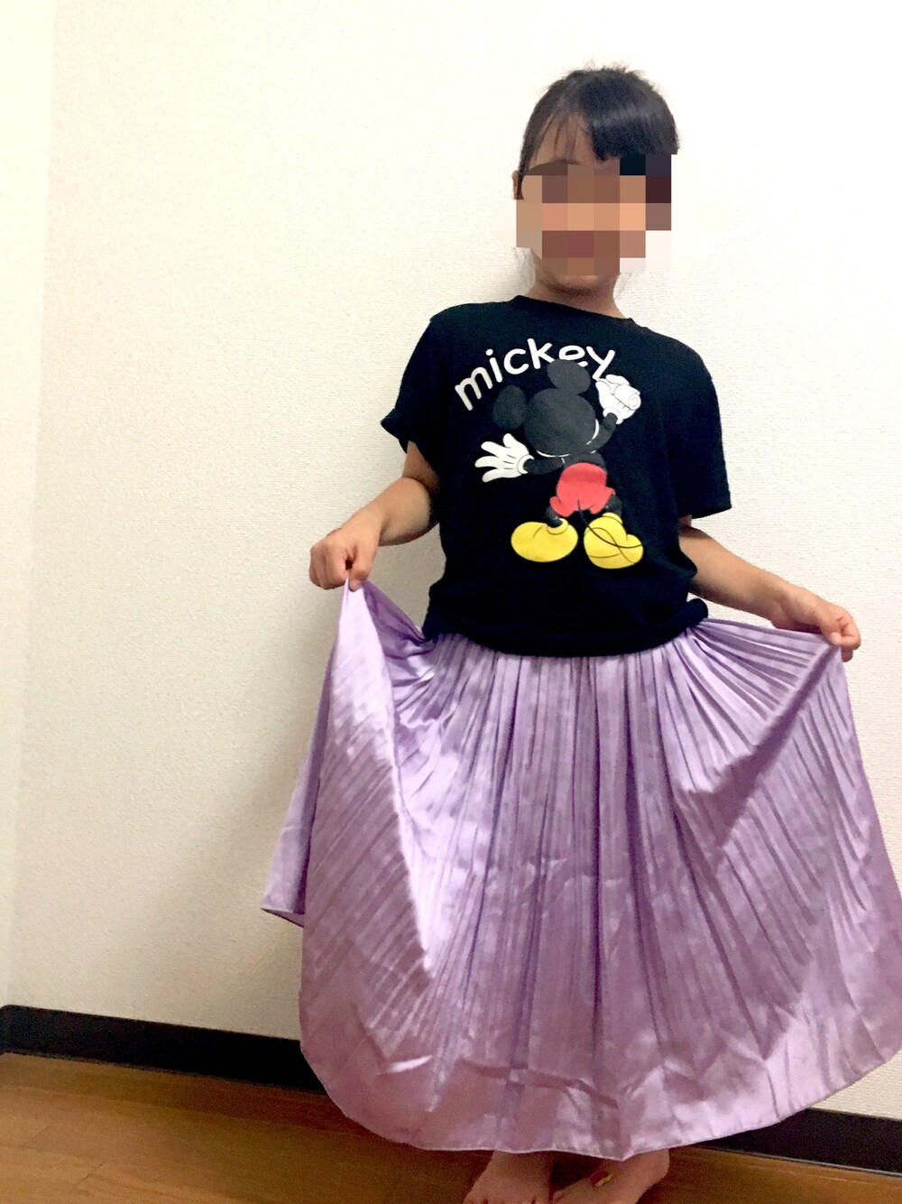「ブリーツスカート、スカート、休日スタイル、ロングスカート、6歳」｜「DisneyのDisneyキッズTシャツ（Tシャツ/カットソー、ブラック系）」を使った、®︎etasさん（キッズ・110cm）の秋コーディネートの1枚目の写真