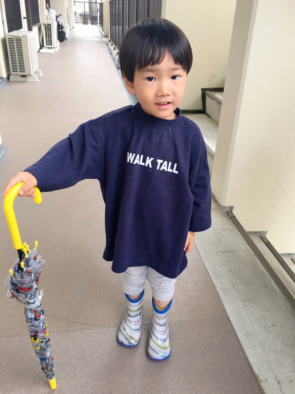 「雨の日コーデ、雨、レインブーツ、休日スタイル、ロンT、男の子コーデ」｜「BRANSHESのモックネックロゴ8分袖Tシャツ（Tシャツ/カットソー、ブルー系）」を使った、®︎etasさん（キッズ・100cm）の秋コーディネートの1枚目の写真