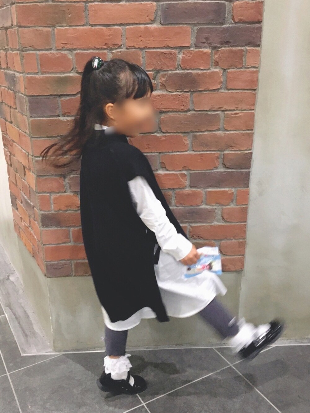 「休日スタイル、ワンピース、キッズファッション、秋コーデ、カジュアル、ベスト×シャツ、白黒コーデ、レギンス」｜「GLOBAL WORKの【キッズ】ロングニットベストSETワンピース/895190（ワンピース、ブラック系）」を使った、®︎etasさん（キッズ・110cm）の秋コーディネートの1枚目の写真