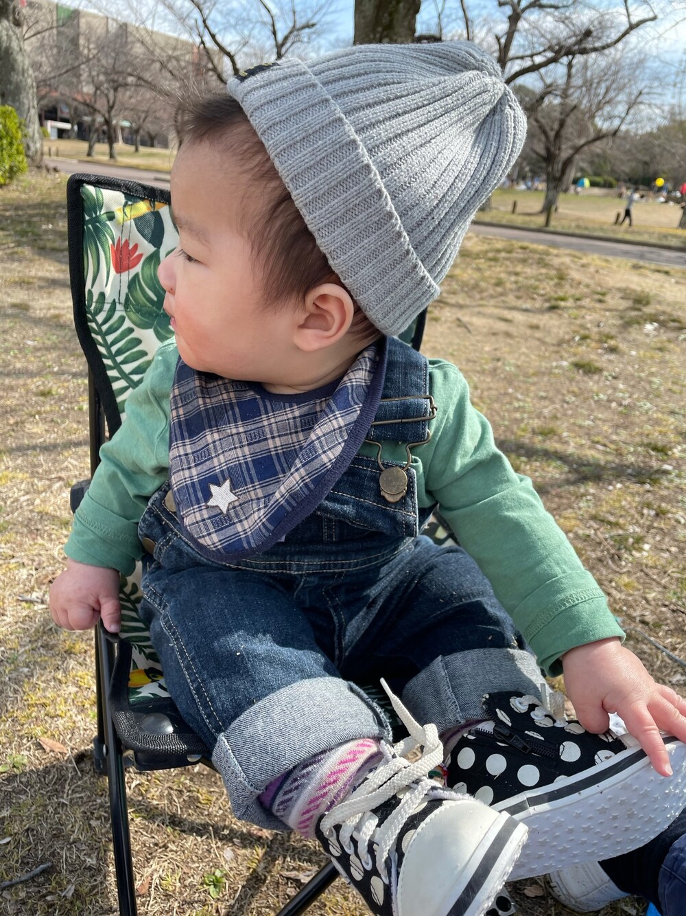 「休日コーデ、オーバーオール、ベビーコーデ、ベビー、デニム、西松屋、petit main」｜「petit mainのワンポイントベーシックニット帽（ニットキャップ/ビーニー、ブルー系）」を使った、®︎etasさん（キッズ・80cm）の冬コーディネートの1枚目の写真