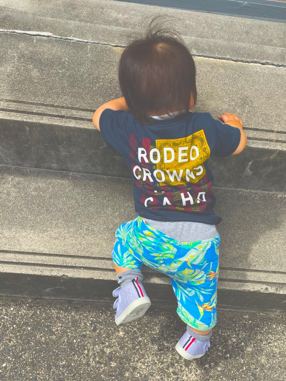 「黒Tシャツ、ベビーコーデ、サマースタイル、1歳、rodeo crowns、しまむら」｜「RODEO CROWNS WIDE BOWLのキッズ ペイズリー フラッグ Vネック Tシャツ（Tシャツ/カットソー、ブラック系）」を使った、®︎etasさん（キッズ・70cm）の夏コーディネートの1枚目の写真