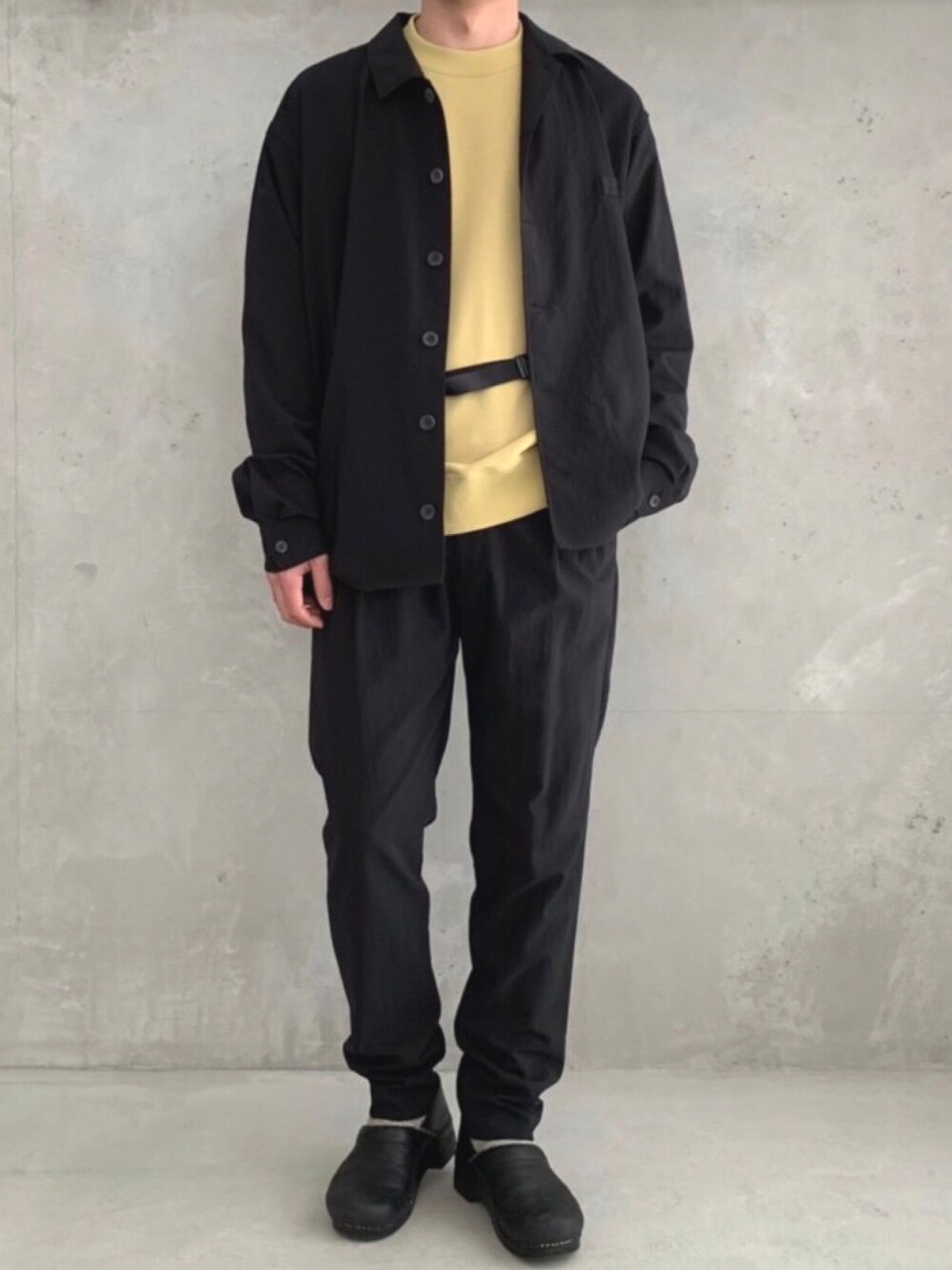 ブラック系のブルゾン、ブラック系のスラックス、ブラック系のその他シューズを着用したメンズの春コーディネートの1枚目の写真