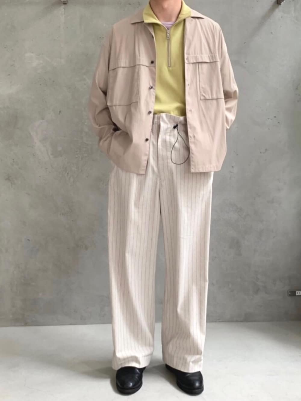 その他のブーツ、ホワイト系のその他パンツ、ベージュ系のシャツ/ブラウスを着用したメンズの春コーディネートの1枚目の写真