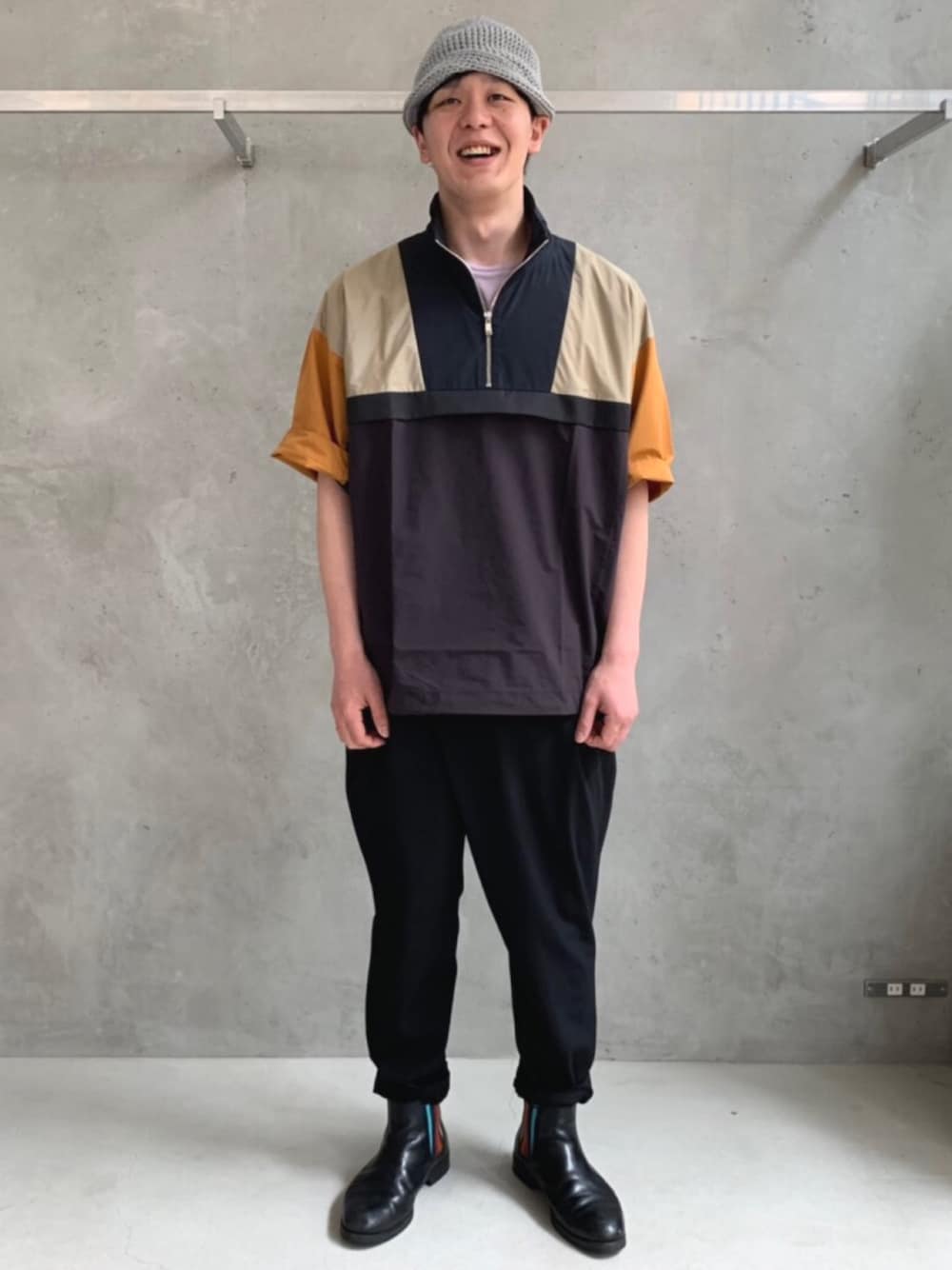 その他のブーツ、ブラック系のその他パンツ、パープル系のTシャツ/カットソーを着用したメンズの春コーディネートの1枚目の写真