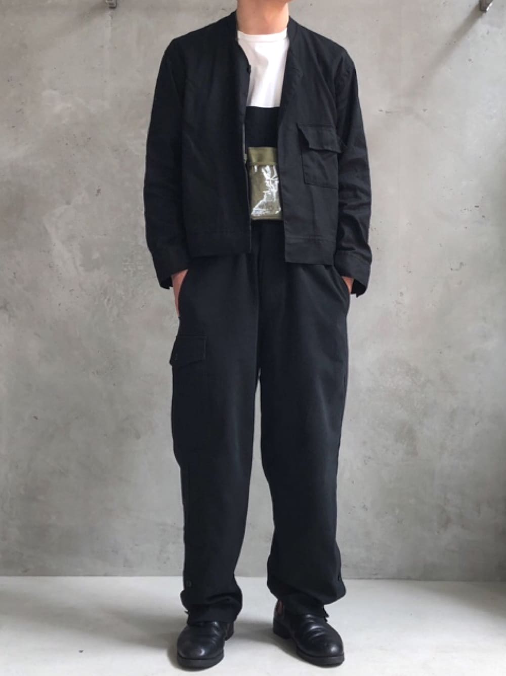 その他のブーツ、ブラック系のオールインワン・サロペット、ブラック系のジャケット/アウターを着用したメンズの春コーディネートの1枚目の写真