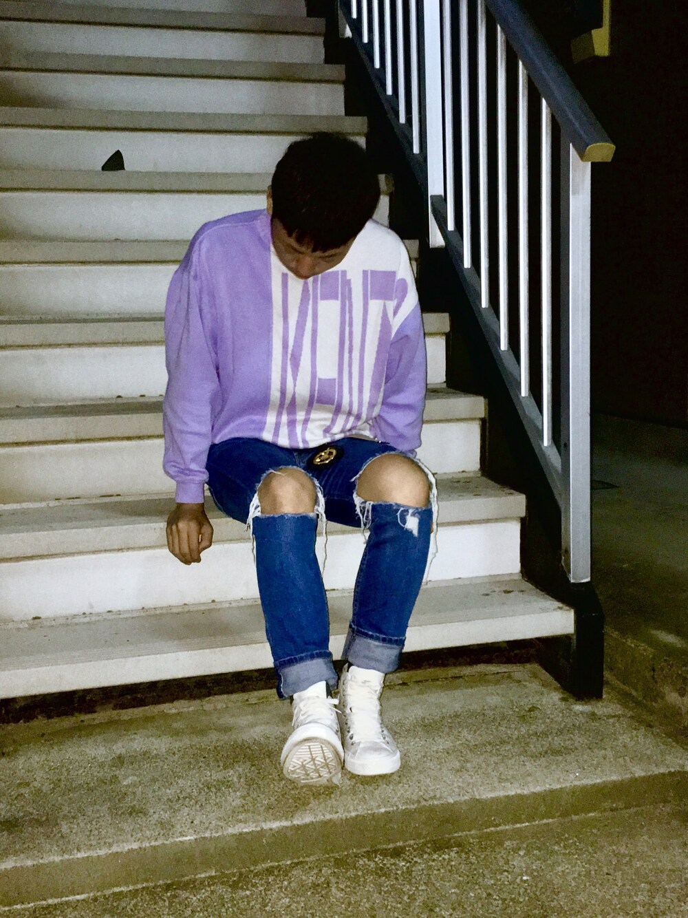 「KENZO、ベルシュカ、Bershka、デニム、ダメージデニムパンツ、白スニーカー、コンバース、休日スタイル、ハイカットスニーカー、ケンゾー(KENZO)」｜「KENZOのアイテム（ニット/セーター、パープル系）」を使った、のんさん（メンズ・168cm）の夏コーディネートの1枚目の写真