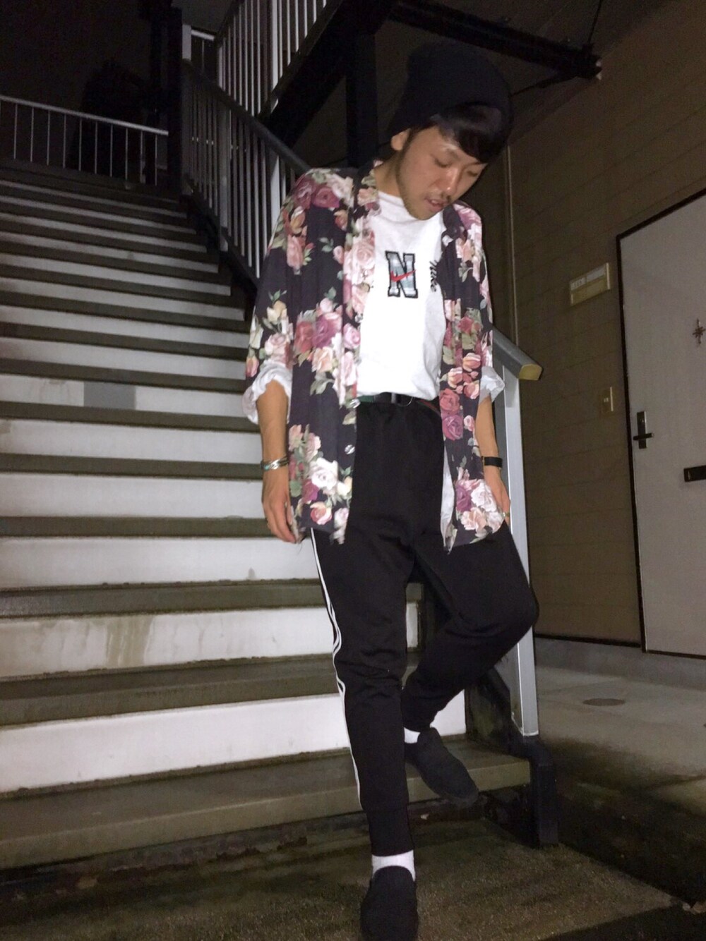「Tシャツ、ストリート、花柄、シャツ、タックイン、ラインパンツ、ナイキ、ユニクロ、WEGO、おしゃれさんと繋がりたい」｜「CarharttのAcrylic Watch Hat（ニットキャップ/ビーニー、ブラック系）」を使った、のんさん（メンズ・168cm）の夏コーディネートの1枚目の写真