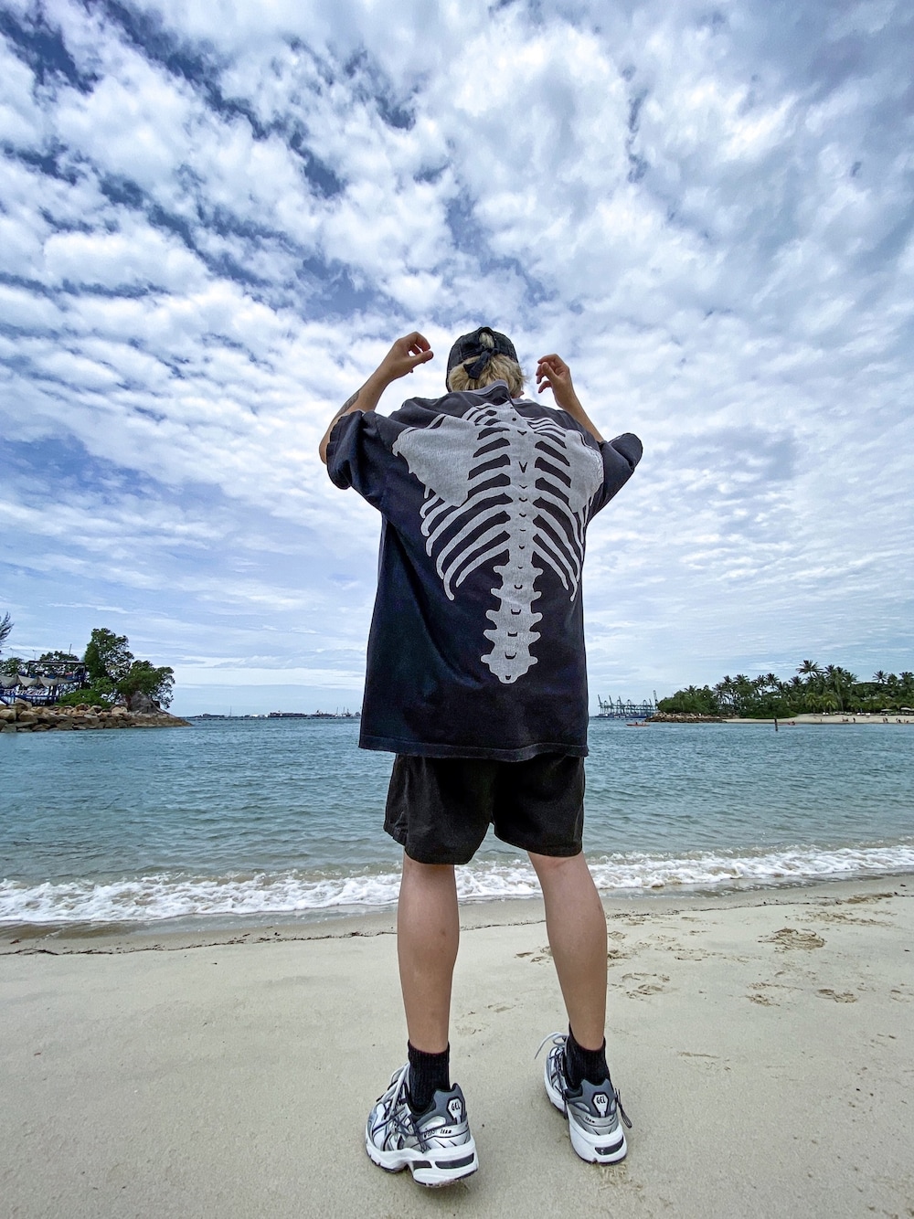 「summer、VINTAGE、beach」｜「KAPITALのアイテム（Tシャツ/カットソー、パープル系）」を使った、Chai Ericさん（メンズ・174cm）の春コーディネートの1枚目の写真