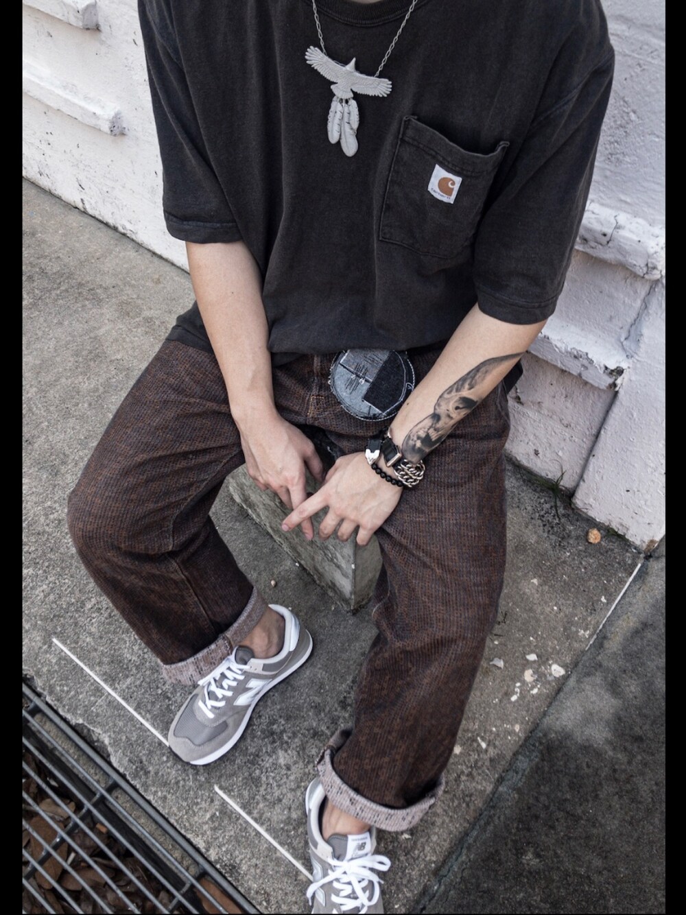 「KAPITALのアイテム（デニムパンツ、ブラウン系）」を使った、Chai Ericさん（メンズ・174cm）の春コーディネートの1枚目の写真