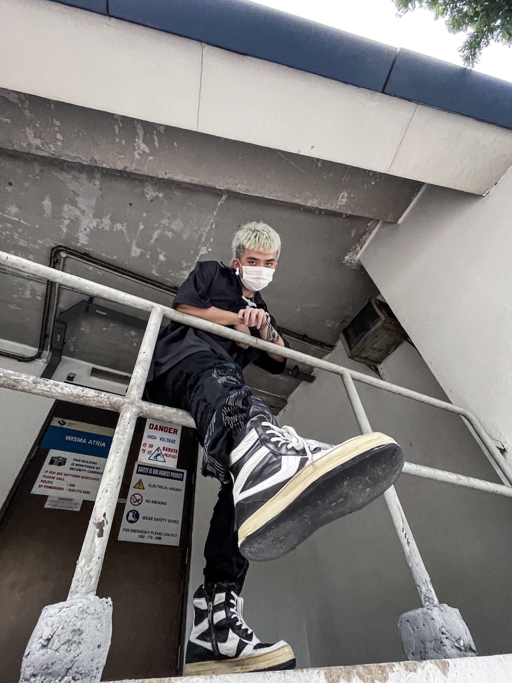 「RICK OWENS」｜「Rick Owensのアイテム（スニーカー、ブラック系）」を使った、Chai Ericさん（メンズ・174cm）の春コーディネートの1枚目の写真
