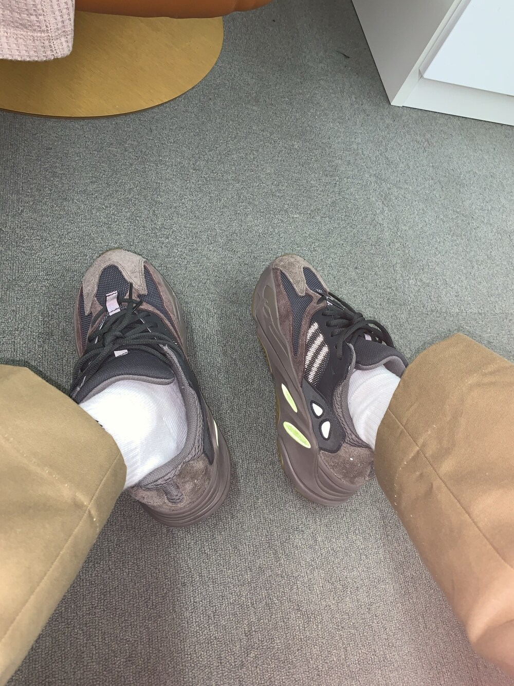 「yeezyboost」｜「Yeezyのアイテム（スニーカー、ブラック系）」を使った、タクヤさん（メンズ・170cm）の冬コーディネートの1枚目の写真