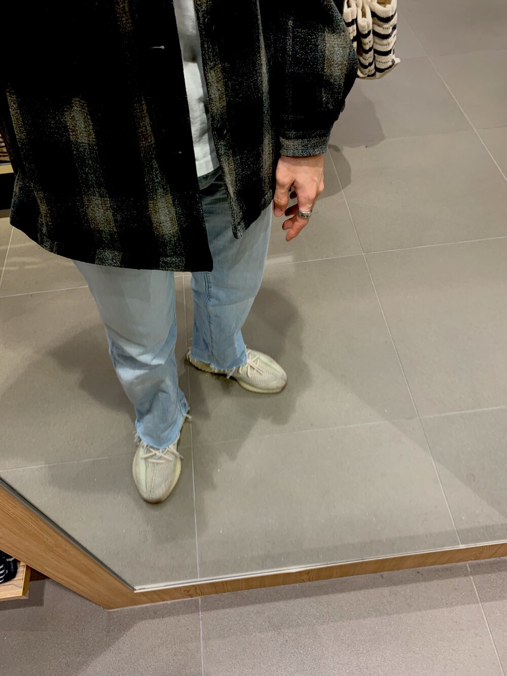 「yeezy、ゆるコーデ、スニーカー」｜「Yeezyのアイテム（スニーカー、ホワイト系）」を使った、タクヤさん（メンズ・170cm）の冬コーディネートの1枚目の写真