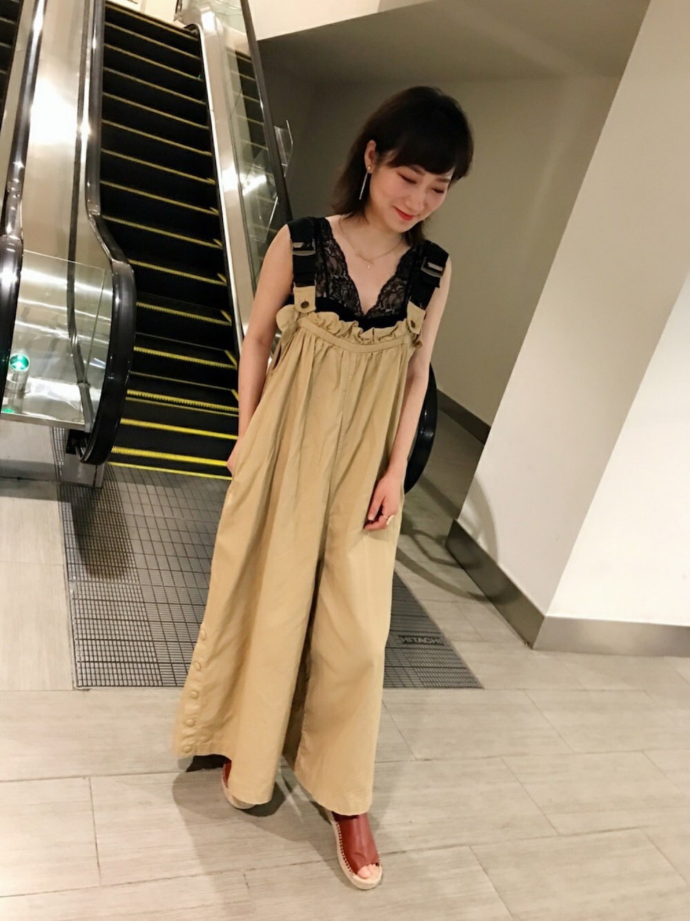 「カジュアルコーデ、夏、summer、今日のコーデ、オールインワン、snidel、キャミソール、レース」｜「SNIDELのミリタリーオーバーオール（つなぎ/オールインワン、ベージュ系）」を使った、リンさん（レディース・160cm）の夏コーディネートの1枚目の写真