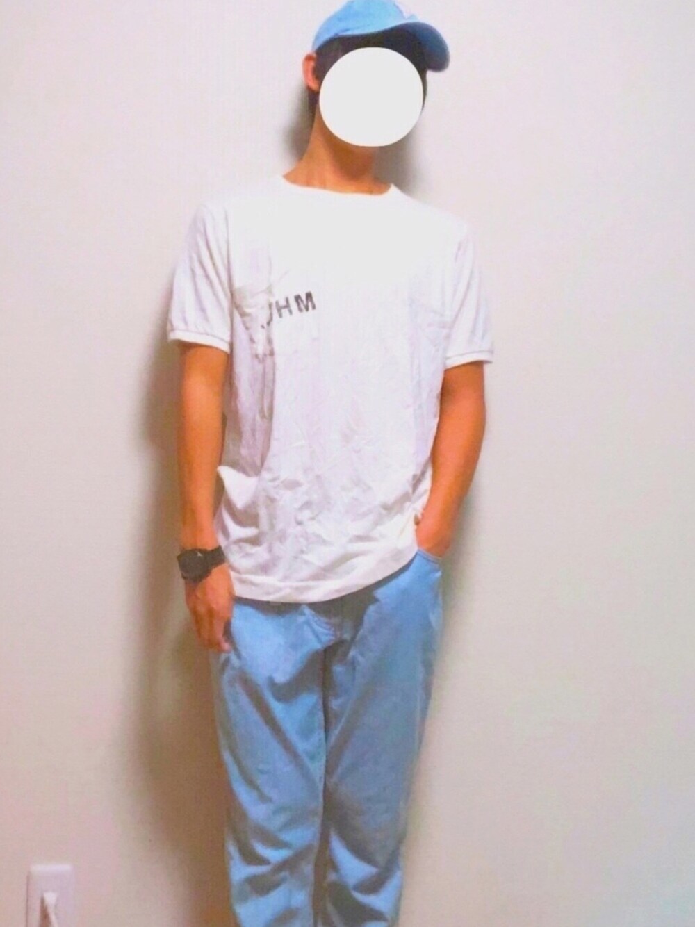 ホワイト系のTシャツ/カットソー、ブルー系のデニムパンツ、ブルー系のキャップを着用したメンズの秋コーディネートの1枚目の写真