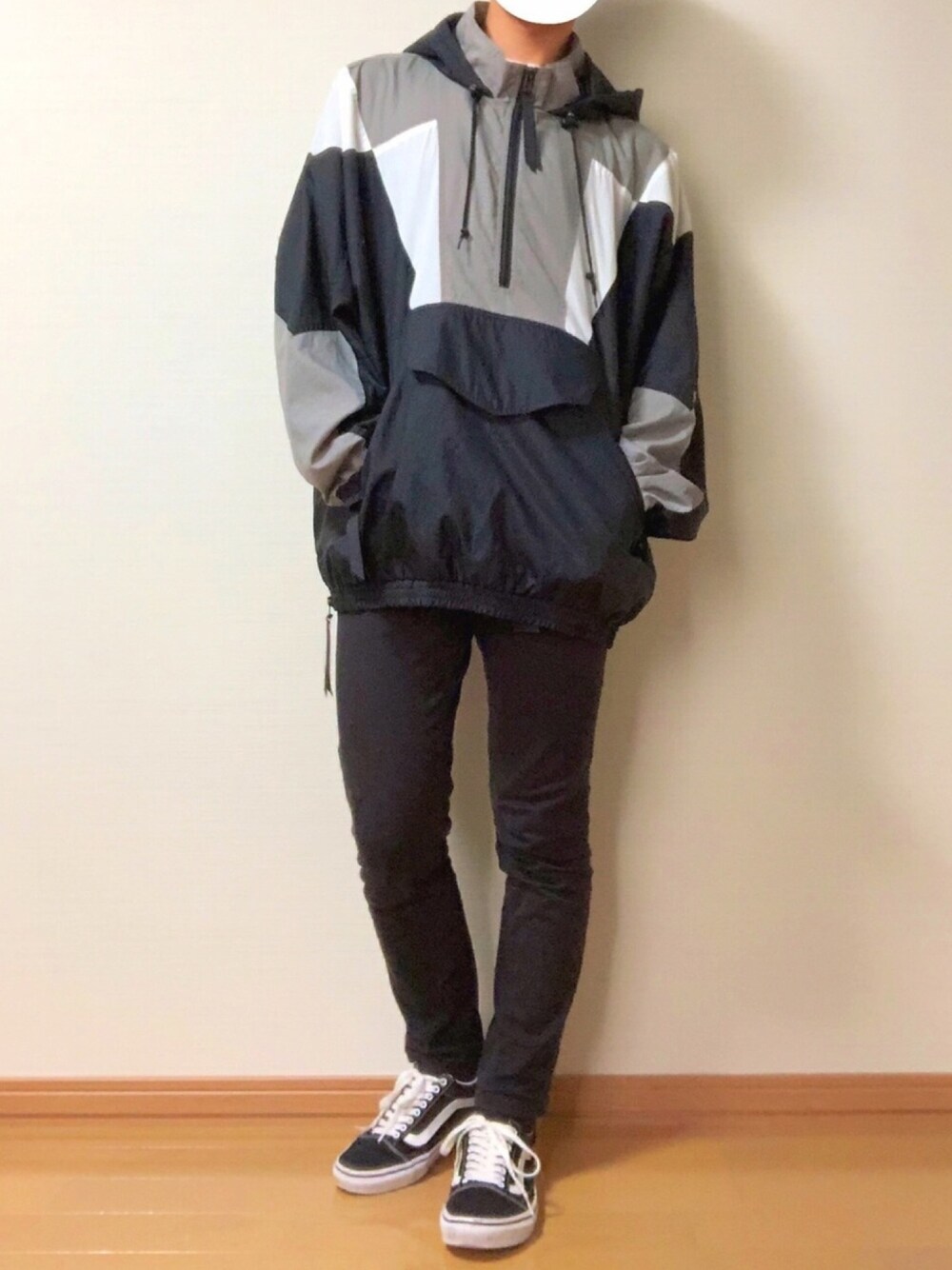 「シンプルコーデ、カジュアルコーデ、BEAUTY&YOUTH UNITED ARROWS、アノラックパーカー、STUDIOUS、VANS、oldskool、モノトーン」｜「BEAUTY&YOUTH UNITED ARROWSの【WEB限定】 by ナイロン アノラック（ナイロンジャケット、ブラック系）」を使った、kitaroさん（メンズ・170cm）の秋コーディネートの1枚目の写真