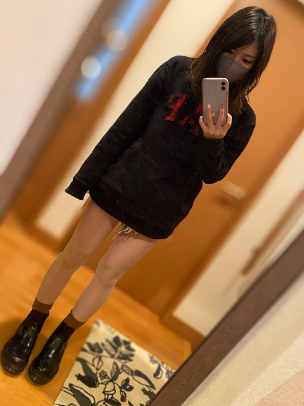「GAP、パーカー、ZARA、Dr.Martens、ブーツ、低身長、無印良品、ショーパン、今日のコーデ」｜「GAPのGapロゴ プルオーバーパーカー（パーカー、ブラック系）」を使った、a.さん（レディース・152cm）の秋コーディネートの1枚目の写真