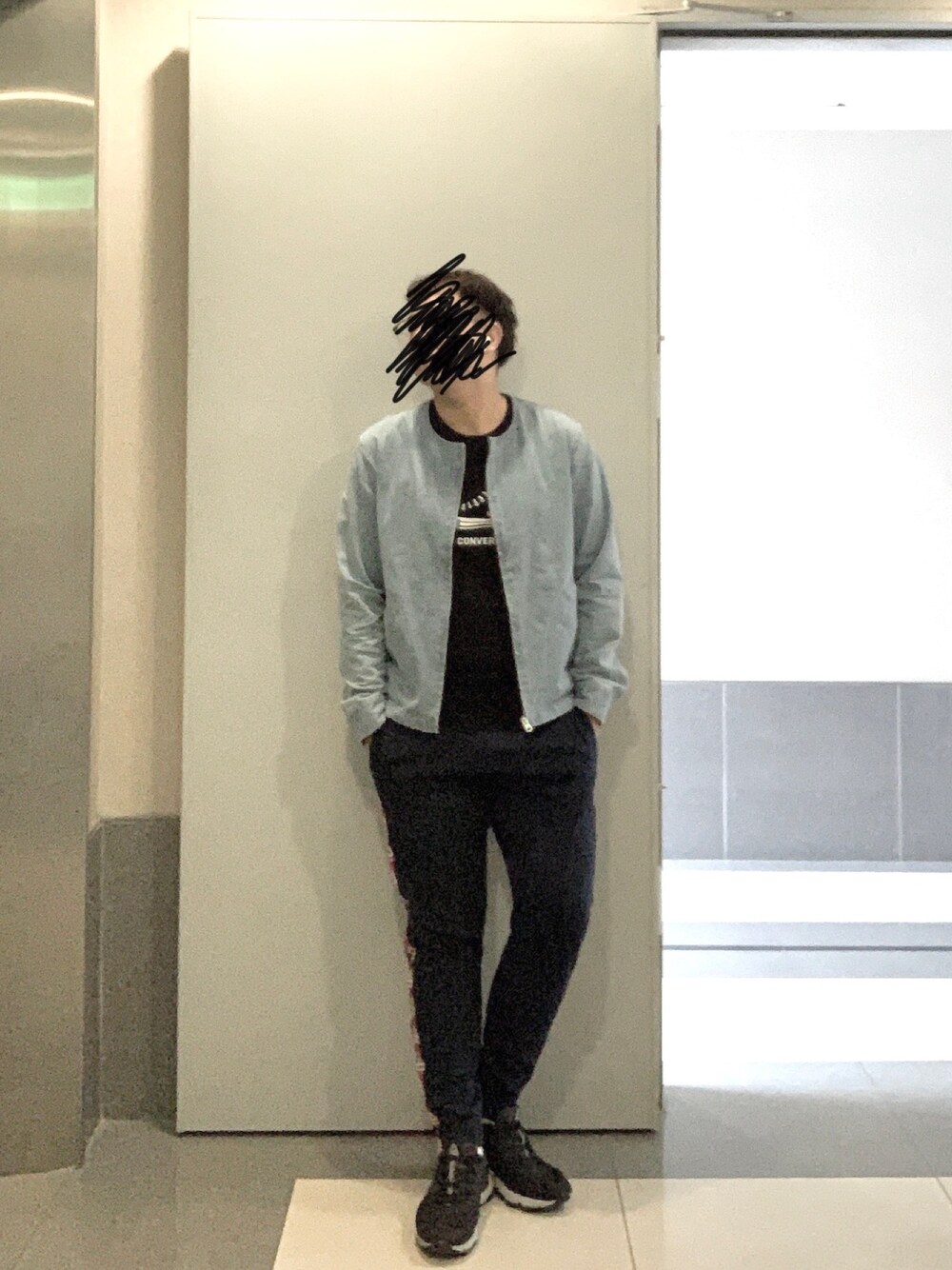 「ootd、ootdtw、reebok、秋のコーデ、秋コーデ、秋、秋冬コーデ、古着、古着MIX、sporty」｜「CONVERSEの【CONVERSE/コンバース】シューズ柄サガラ刺繍Ｔシャツ/オールスター/ユニセックス（Tシャツ/カットソー、ブラック系）」を使った、Maxさん（メンズ・172cm）の秋コーディネートの1枚目の写真