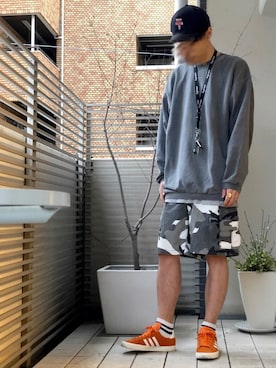 「アイテム（スニーカー、オレンジ系）」を使った、iSHiさん（メンズ・181cm）の春コーディネート