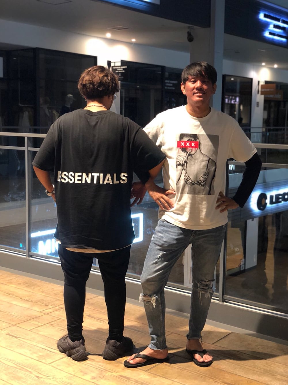 ブラック系のTシャツ/カットソー、ホワイト系のTシャツ/カットソー、ブラック系のサンダルを着用したメンズの夏コーディネートの1枚目の写真