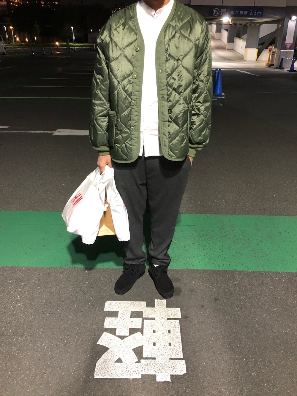 グリーン系のジャケット/アウター、ブラック系のブーツを着用したメンズの秋コーディネートの1枚目の写真