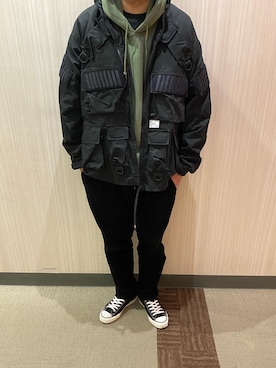 「チャックテイラー」｜「アイテム（ミリタリージャケット）」を使った、おかわり王子さん（メンズ・180cm）の春コーディネート