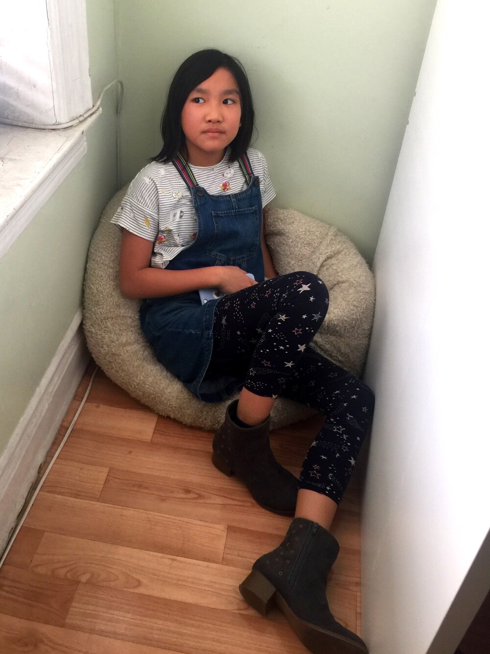 「overall、Cute、STYLE、denim、ZARA、RELAX、stars、kids、pattern」｜「ZARA KIDSのアイテム（Tシャツ/カットソー、ホワイト系）」を使った、Ayana.cocoさん（キッズ・142cm）の冬コーディネートの1枚目の写真