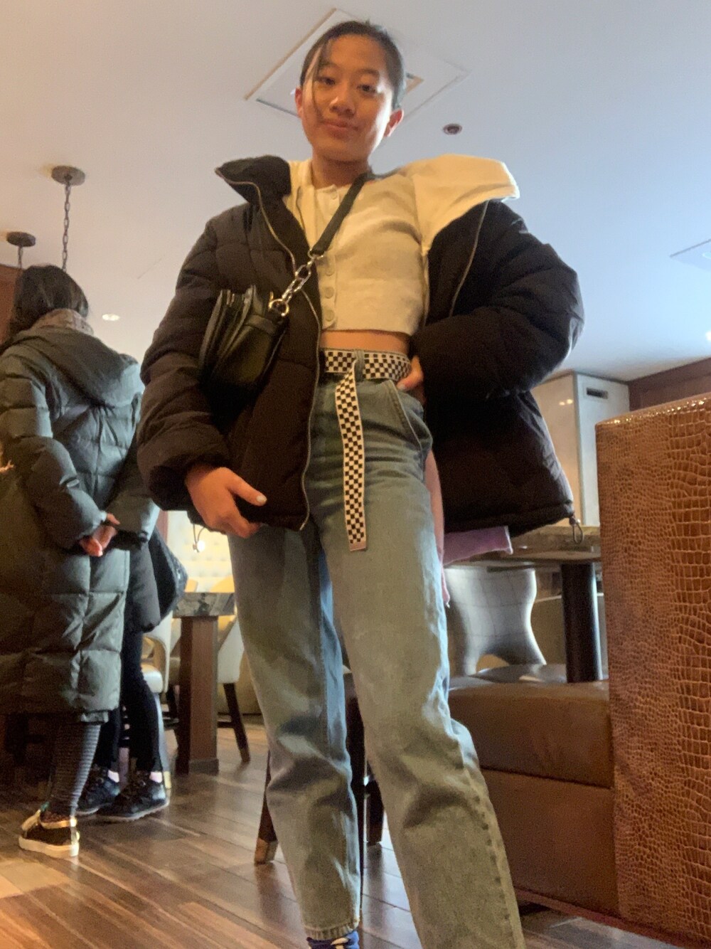 「girl、brandymelville、pufferjacket、Boyfriend Jeans、belt、Cute、black、fannypack」｜「Brandy Melvilleのアイテム（その他トップス、グレー系）」を使った、Ayana.cocoさん（キッズ・155cm）の冬コーディネートの1枚目の写真
