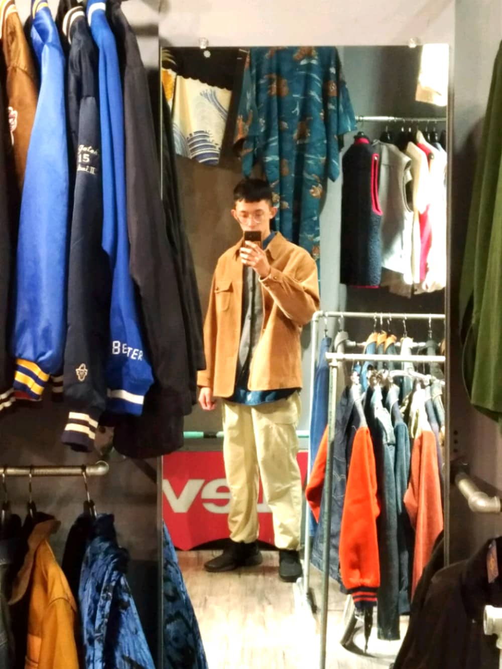 「Levi'sのアイテム（シャツ/ブラウス、ブルー系）」を使った、Yo_twさん（メンズ・182cm）の冬コーディネートの1枚目の写真