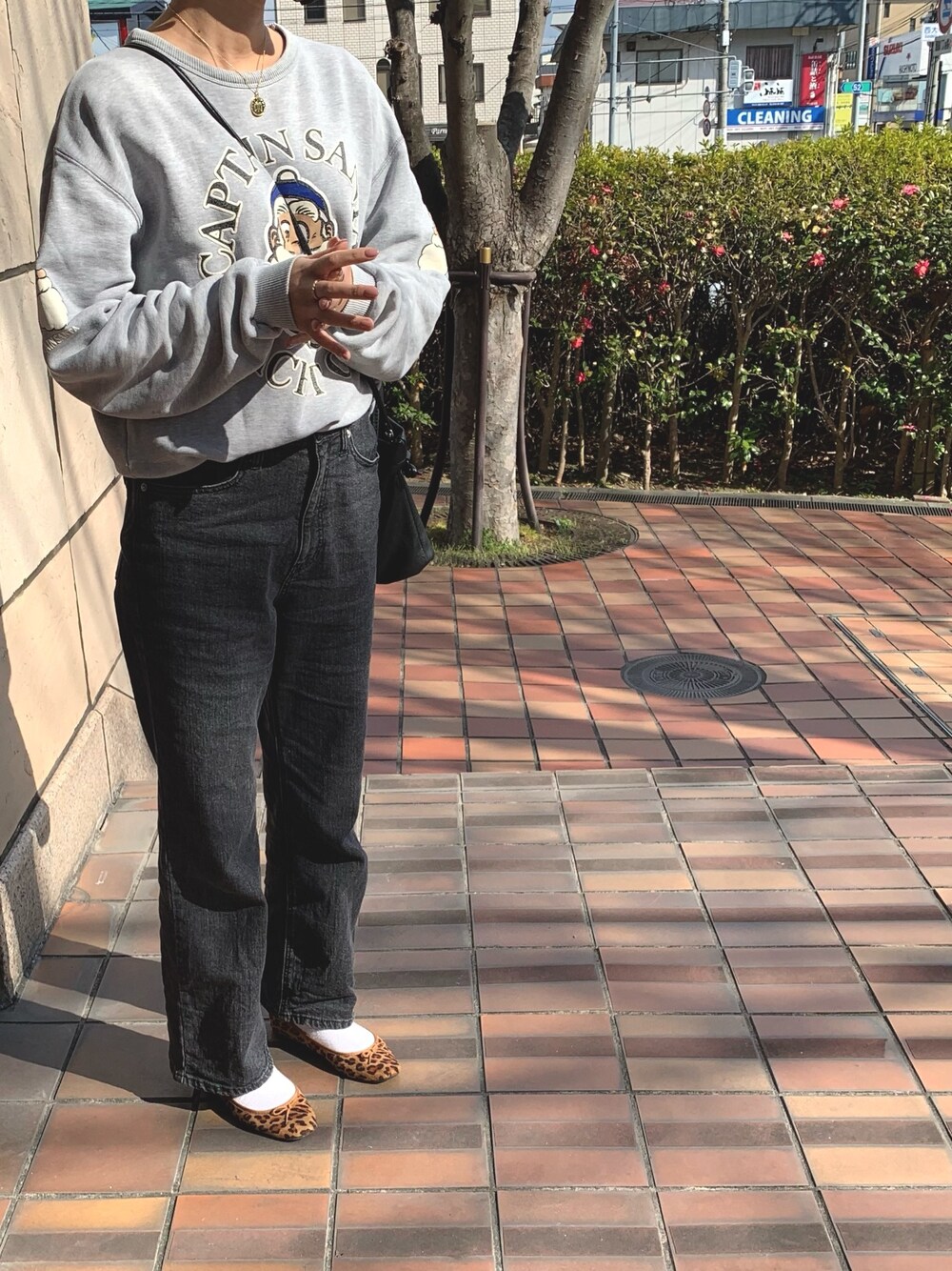 「大人カジュアル、休日スタイル、キャプテンサンタ、古着、デニム、パンツスタイル、スウェット、シンプル、バレエシューズ、いいね、save、フォローお願いします🤑」｜「LOWRYS FARMのＣＯＮＥフレアパンツ　889419（デニムパンツ、グレー系）」を使った、あすさん（レディース・161cm）の冬コーディネートの1枚目の写真