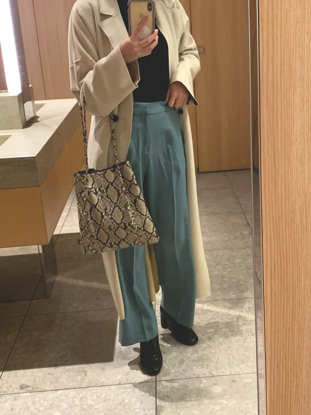 「休日スタイル、大人女子、大人カジュアル、カジュアル、シンプル、タートルネック、ロングコート、ブーツ、ZARA、ローリーズファーム(LOWRYS FARM)」｜「H&MのH&M - タートルネックトップス - ブラック（ニット/セーター、ブラック系）」を使った、あすさん（レディース・161cm）の冬コーディネートの1枚目の写真