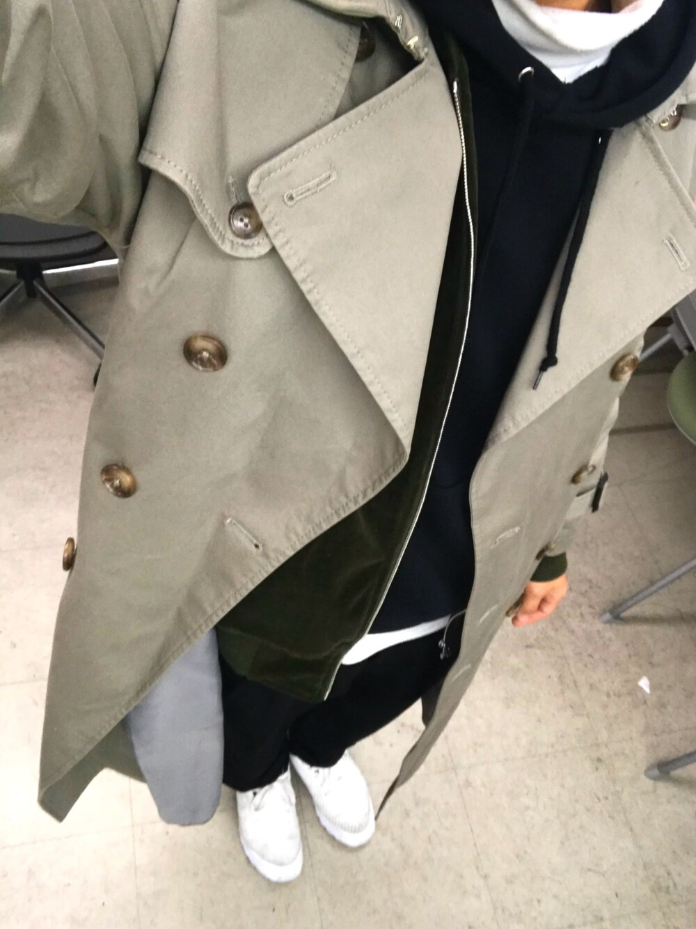 「トレンチコート、ロング丈、ワイドパンツ、エアマックス、タートルネック」｜「VANQUISHのルーズシルエットトレンチコート（トレンチコート、グレー系）」を使った、Sださん（メンズ・171cm）の冬コーディネートの1枚目の写真