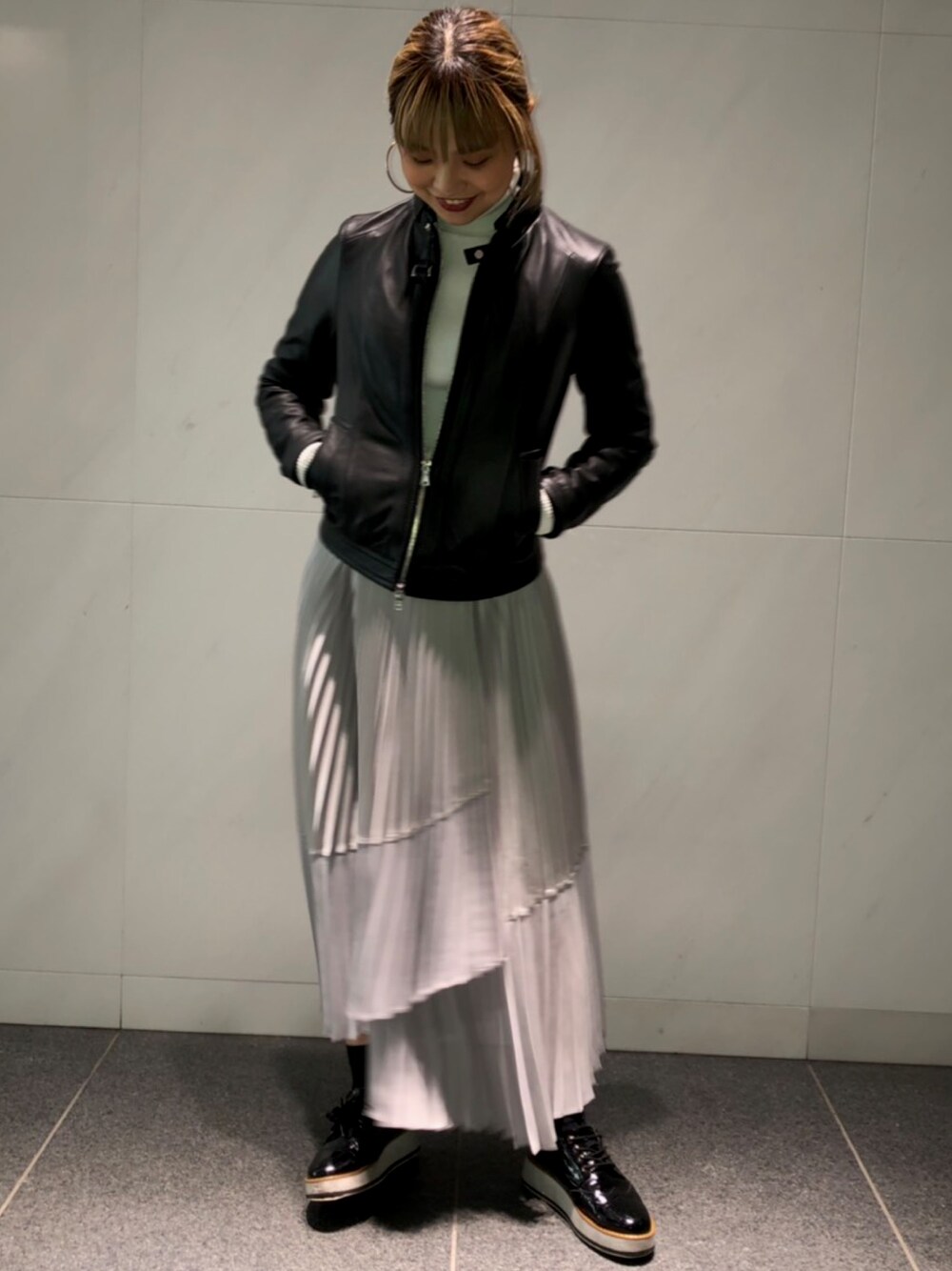 「アウター、レザー、レザージャケット、プリーツスカート、LOVELESS、秋冬、ラブレス、秋冬コーデ、LOVELESS NAGOYA、ラブレス名古屋」｜「LOVELESSの◆◆ラムレザー ナビゲーター ジャケット（ライダースジャケット、ブラック系）」を使った、sayakaさん（レディース・158cm）の秋コーディネートの1枚目の写真