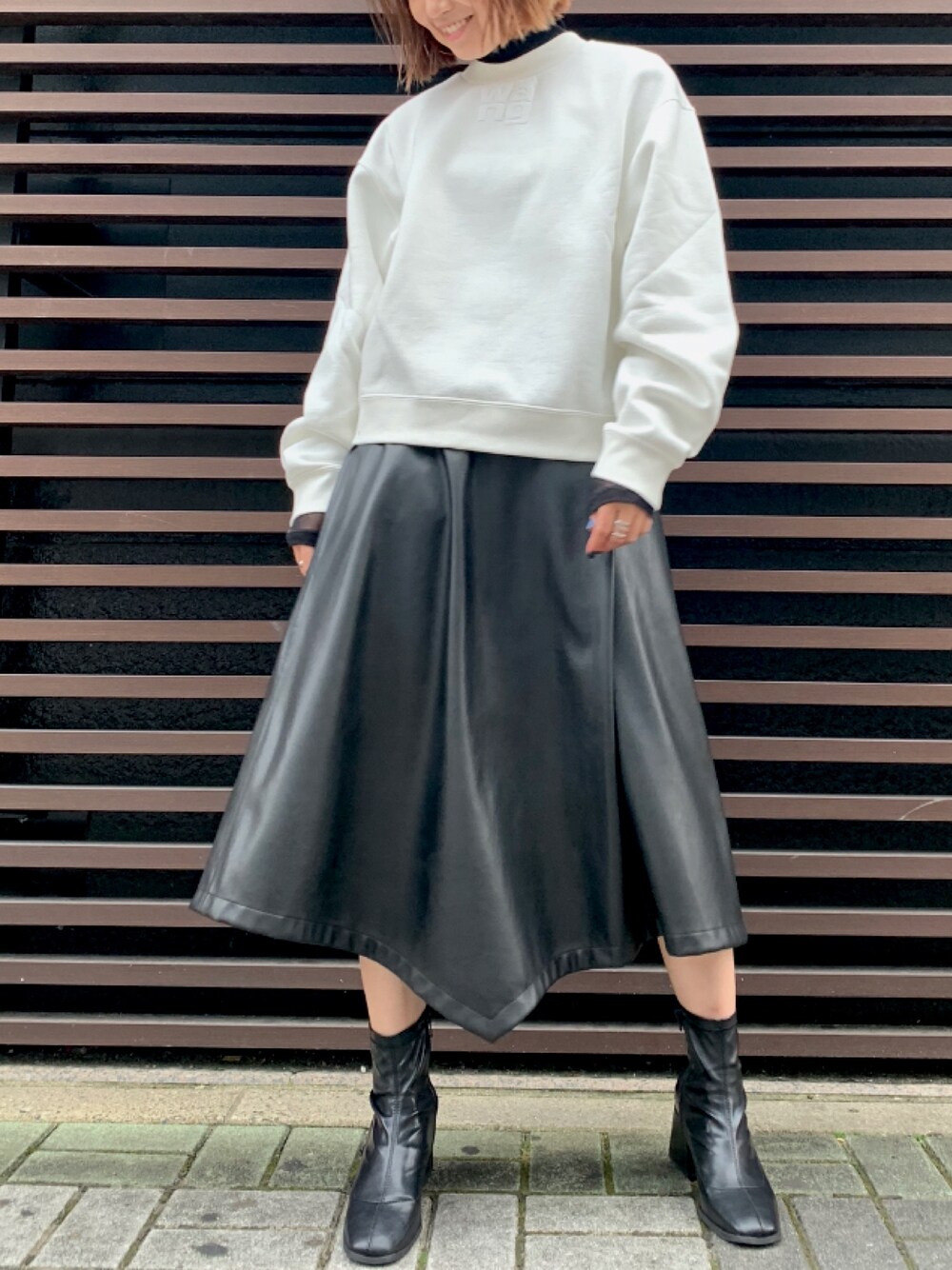 「レザースカート、モノトーン、大人カジュアル、Alexander Wang、LOVELESS、モノトーンコーデ、ラブレス、秋コーデ、LOVELESS NAGOYA、秋のマイ旬スタイル」｜「LOVELESSの【予約販売】アシンメトリー ミディ スカート（スカート、ブラック系）」を使った、sayakaさん（レディース・158cm）の秋コーディネートの1枚目の写真