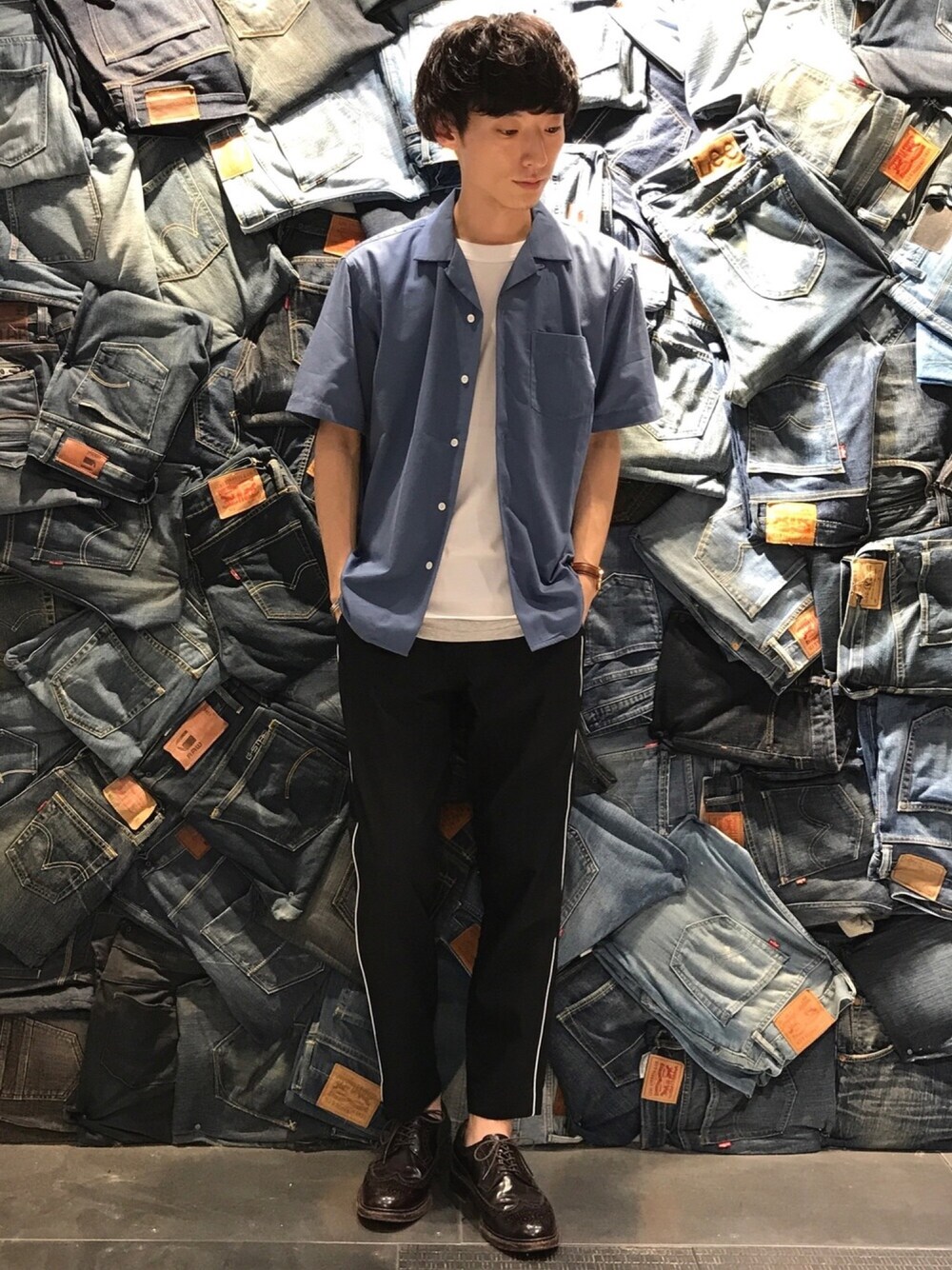 ホワイト系のシャツ/ブラウス、ホワイト系のTシャツ/カットソー、ブラック系のパンツを着用したメンズの夏コーディネートの1枚目の写真