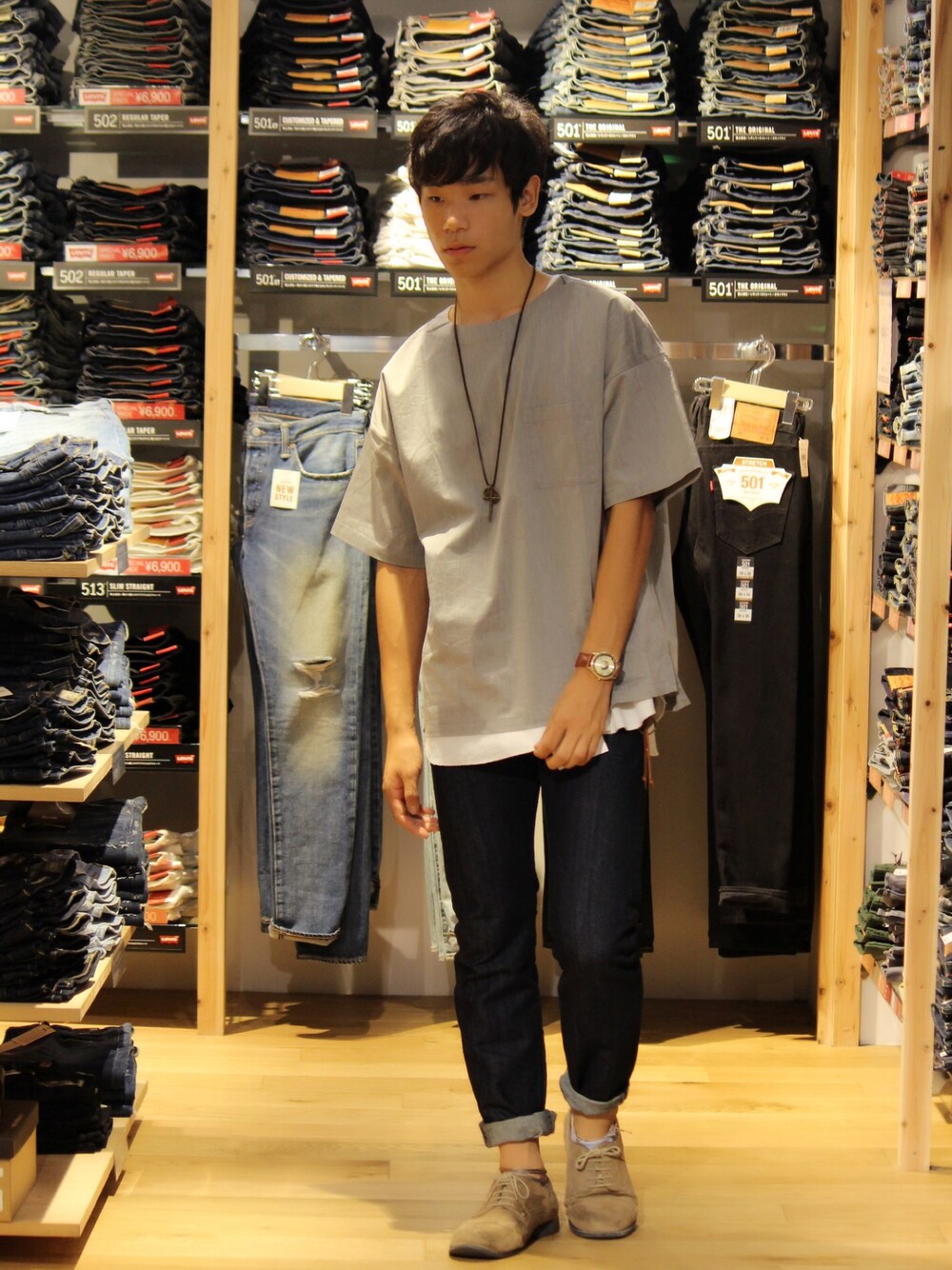 「夏コーデ、シンプル、カジュアルコーデ、デニム、無地T、ライトオン」｜「Right-onのアイテム（Tシャツ/カットソー、グレー系）」を使った、Right-on  TOKYOさん（メンズ・174cm）の夏コーディネートの1枚目の写真