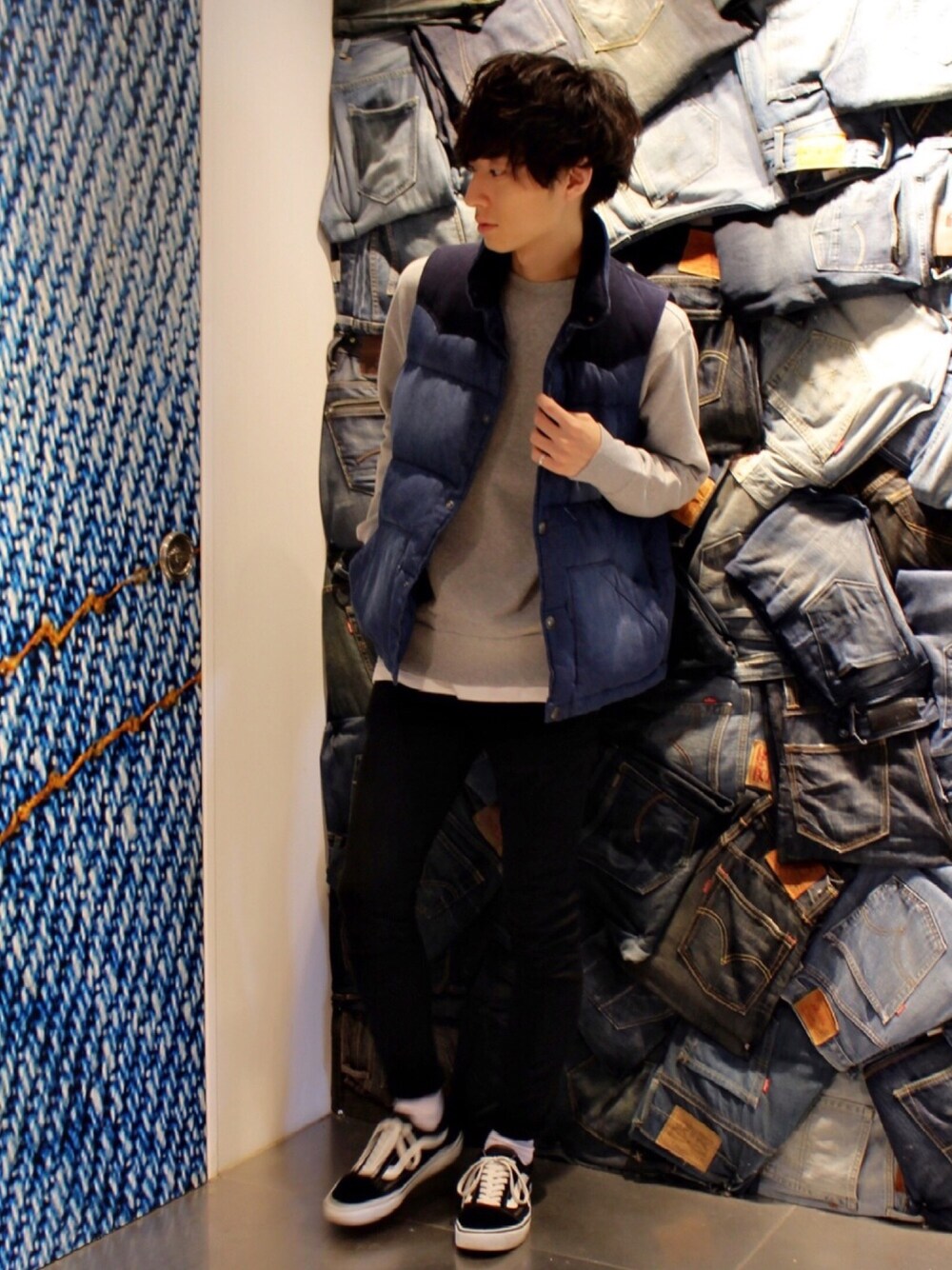 「シンプル、秋コーデ、冬コーデ、ootd、黒スキニー、ダウンベスト、デニム、ライトオン、Right-on、VANS」｜「Right-onのアイテム（ダウンベスト、ブルー系）」を使った、Right-on  TOKYOさん（メンズ・175cm）の秋コーディネートの1枚目の写真