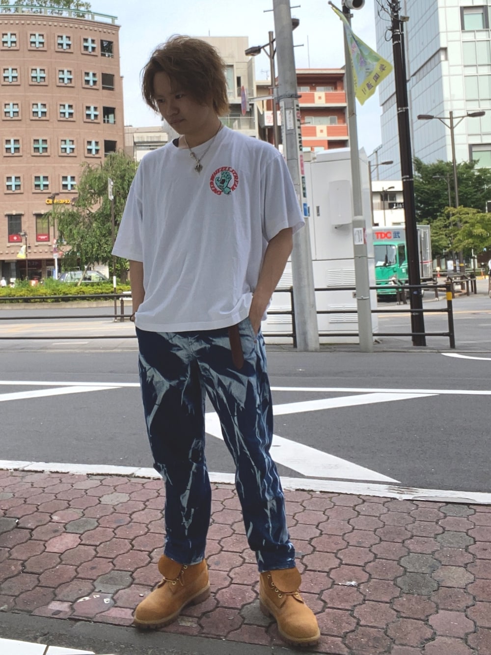 「オーバーサイズ、ストリートコーデ、プリントT、SANTA CRUZ、リーバイス、ティンバーランド、ブーツ、スケータースタイル、SAAD」｜「SBGのSBG GLDステンレスフープピアス20mm（ピアス（両耳用）、ゴールド系）」を使った、かっすーさん（メンズ・170cm）の夏コーディネートの1枚目の写真