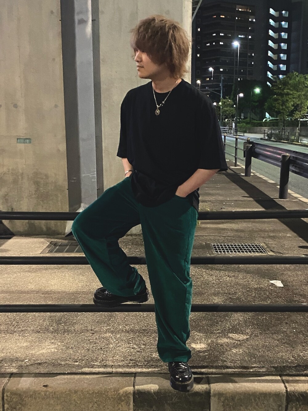 「休日スタイル、グリーン、ゆるコーデ、UNIQLO、Levi's、silver tab、コーデュロイ、Dr.Martens、SAAD」｜「SAADのアイテム（ネックレス、シルバー系）」を使った、かっすーさん（メンズ・170cm）の秋コーディネートの1枚目の写真