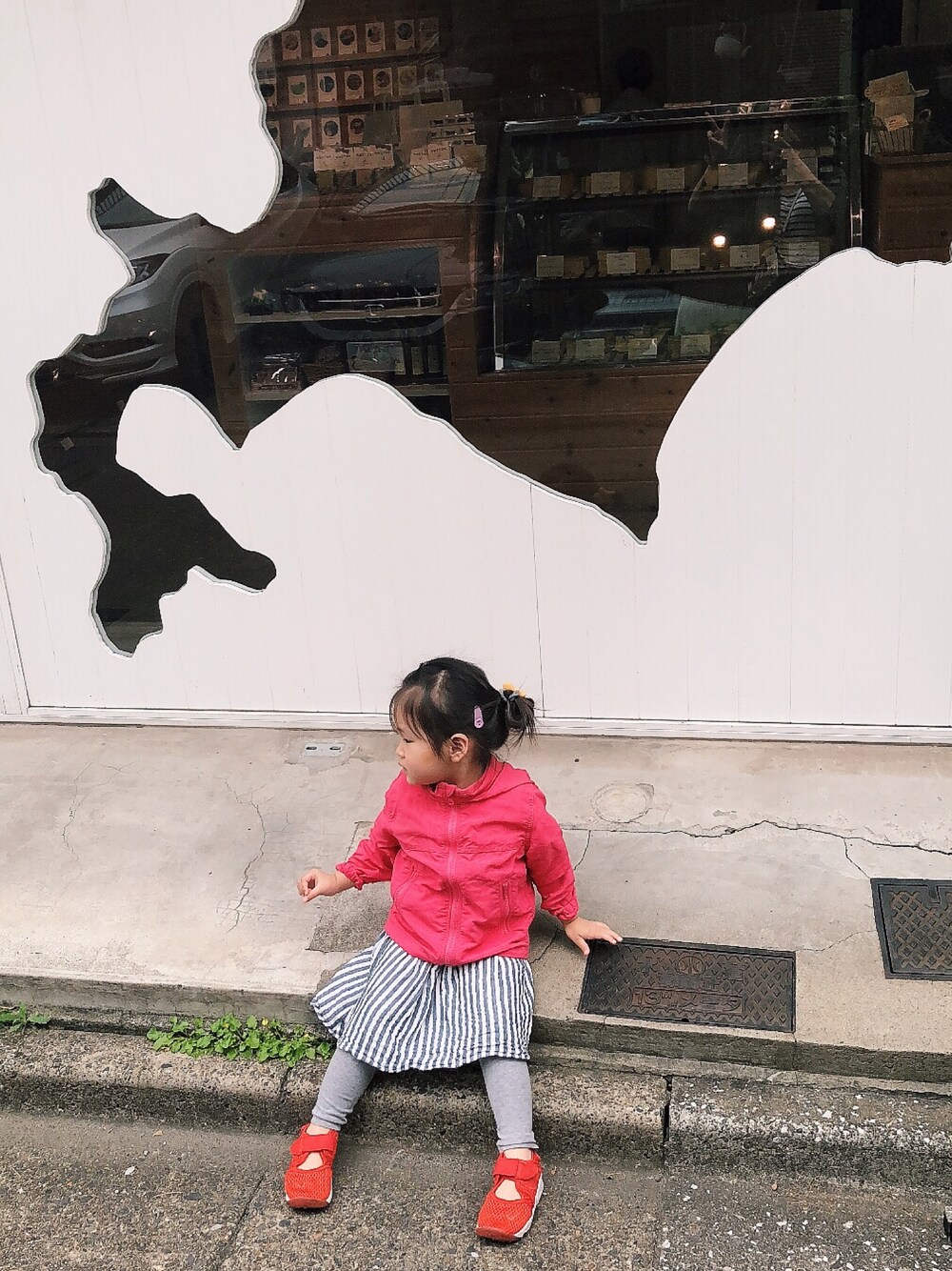 「GLOBAL WORKのアイテム（ジャケット/アウター、ピンク系）」を使った、Mioみお 120cmさん（キッズ・100cm）の秋コーディネートの1枚目の写真