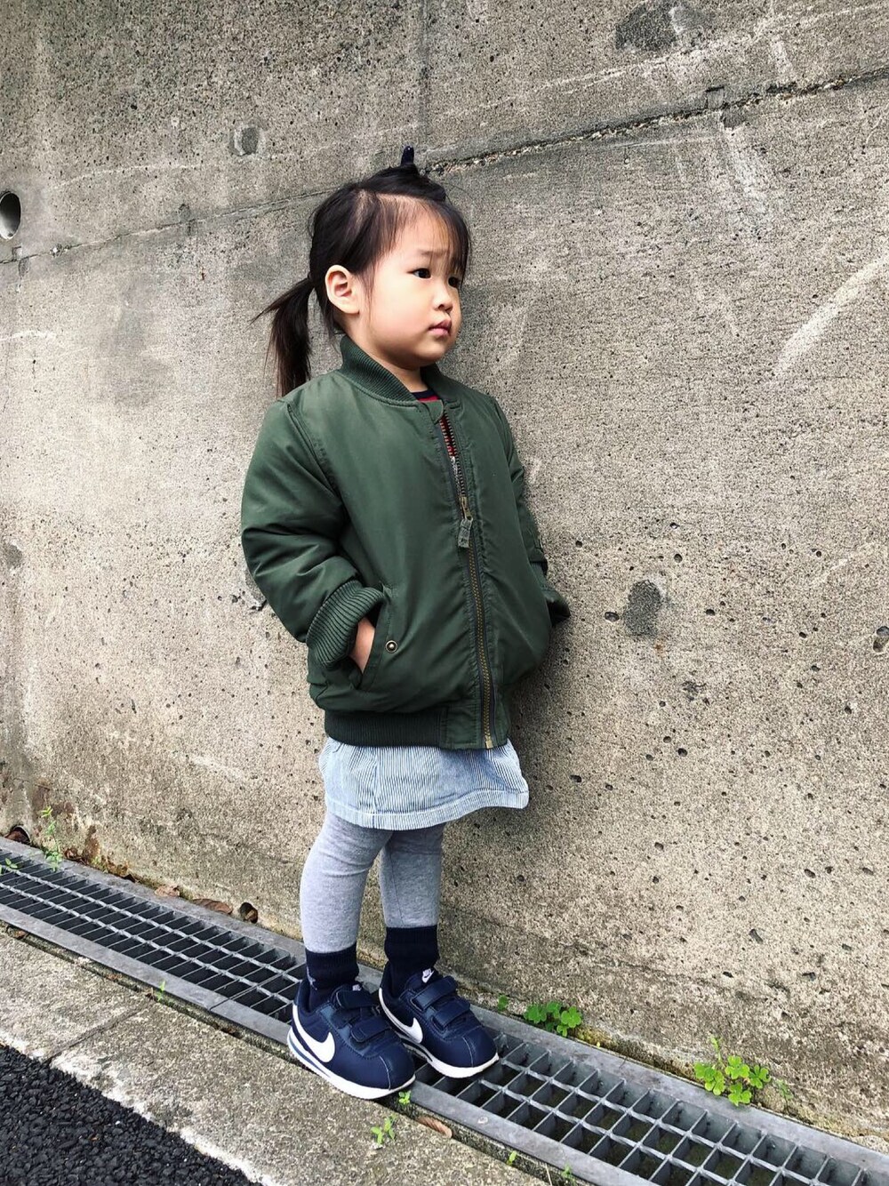 「NIKEのアイテム（スニーカー、ブルー系）」を使った、Mioみお 120cmさん（キッズ・100cm）の秋コーディネートの1枚目の写真