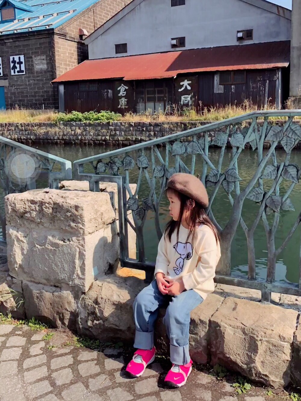 「北海道旅行、小樽好き、秋服」｜「UNIQLOのアイテム（トップス、ホワイト系）」を使った、Mioみお 120cmさん（キッズ・110cm）の秋コーディネートの1枚目の写真