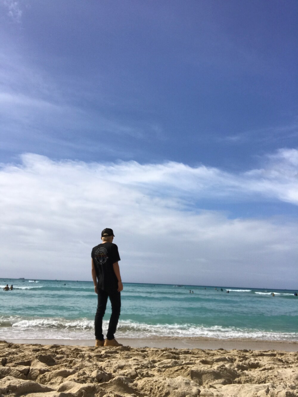 「おしゃれさんと繋がりたい、黒、海、夏、ブラックコーデ、シンプル、カッコイイ？、Tシャツ、ハワイ、アロハ」｜「88TEESのアイテム（Tシャツ/カットソー、ブラック系）」を使った、yukidarumaさん（メンズ・173cm）の春コーディネートの1枚目の写真