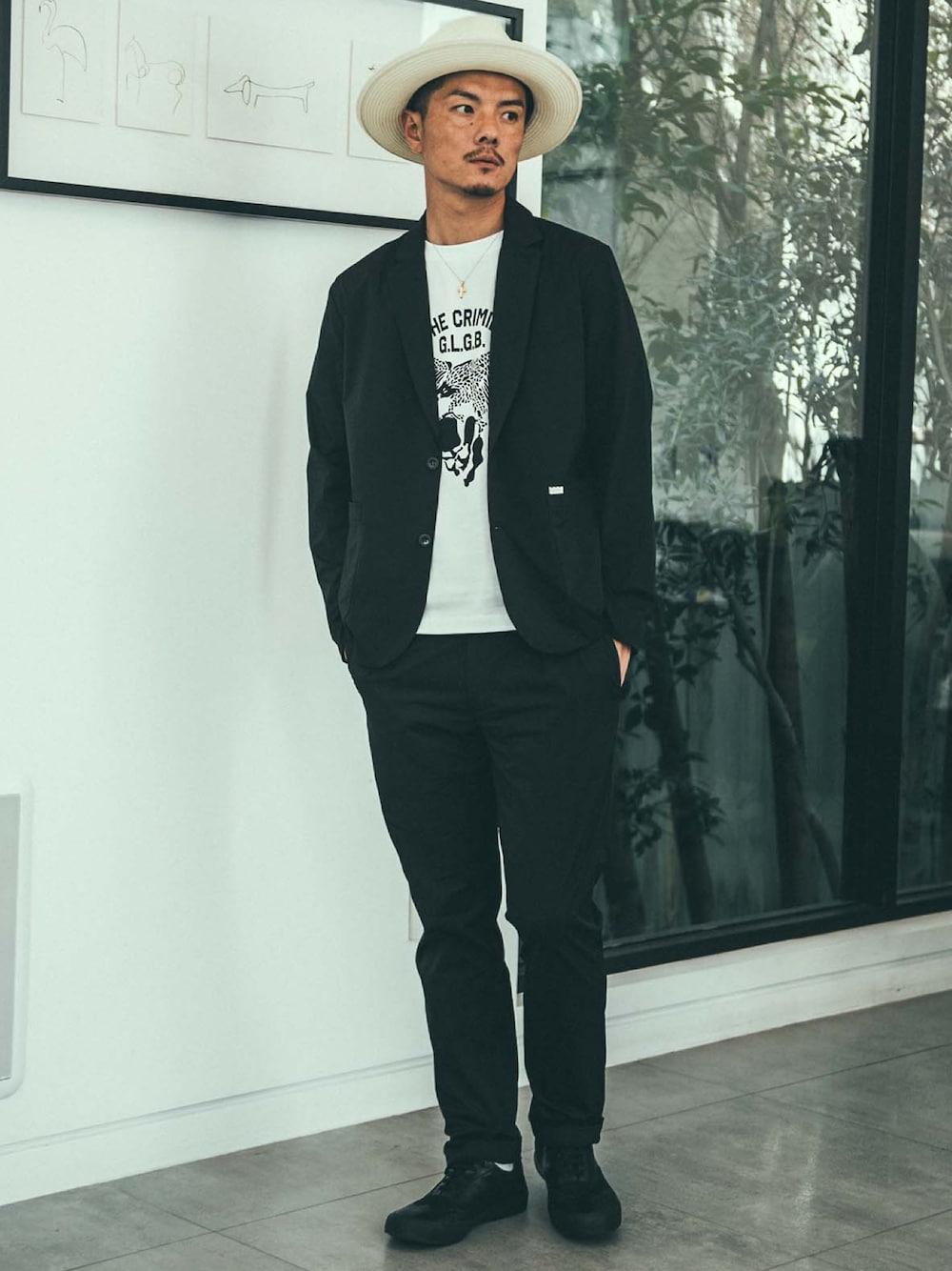 「きれいめカジュアル、セットアップ、春コーデ、ストローハット、Tシャツ、アメカジ、ブラックコーデ」｜「CRIMIEのNEIL PANTS（スラックス、ブラック系）」を使った、TANAKA (GARDEN CREW)さん（メンズ・173cm）の春コーディネートの1枚目の写真