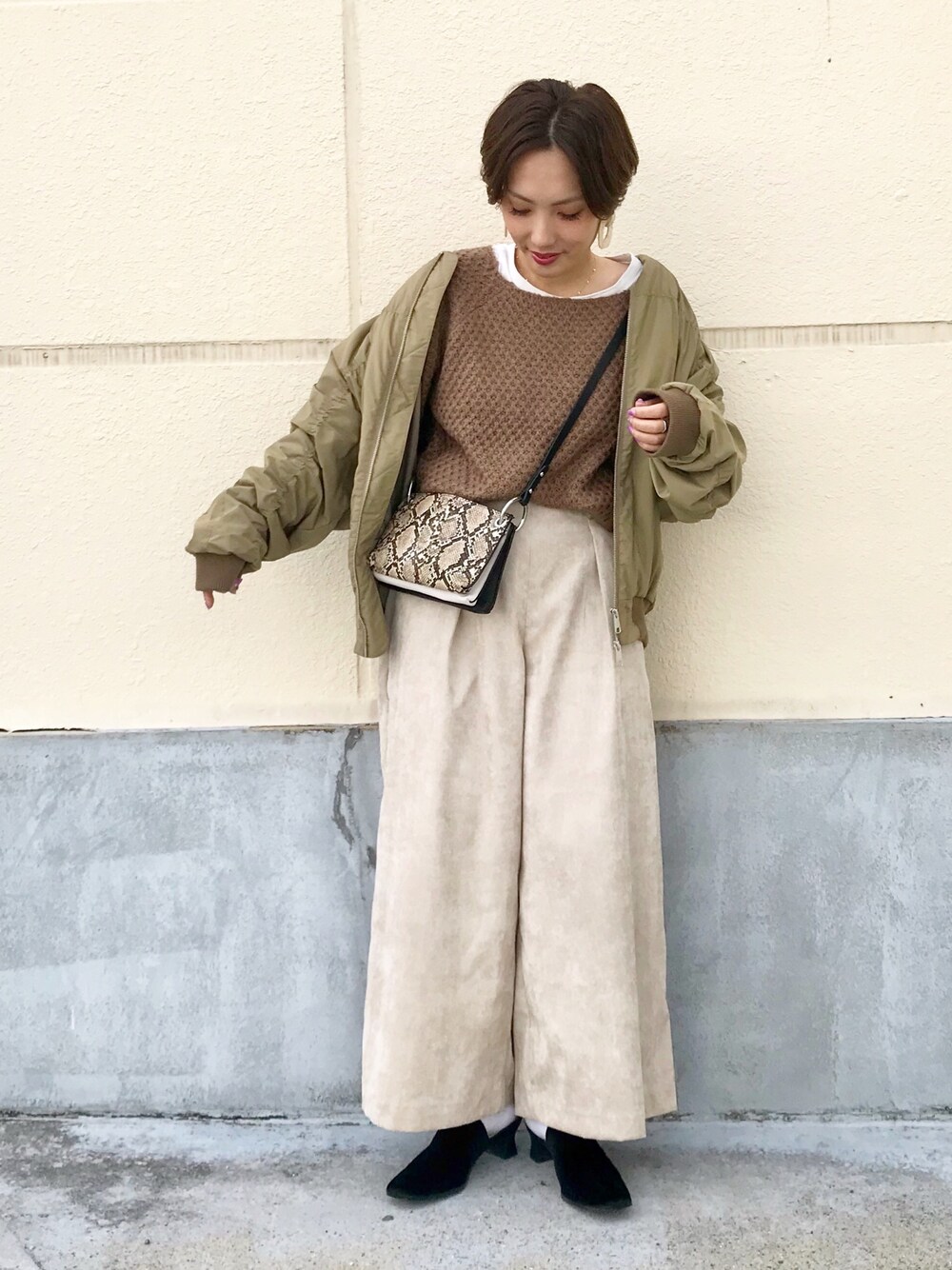 「ワントーンコーデ、ベージュコーデ、ブラウンコーデ、MA-1、TODAYFUL、コーデュロイパンツ、カジュアルコーデ、くつした、メンズライク、ブラウン」｜「DISCOATの変わり編みニットプルオーバー（ニット/セーター、ブラウン系）」を使った、kei.2727さん（レディース・164cm）の冬コーディネートの1枚目の写真