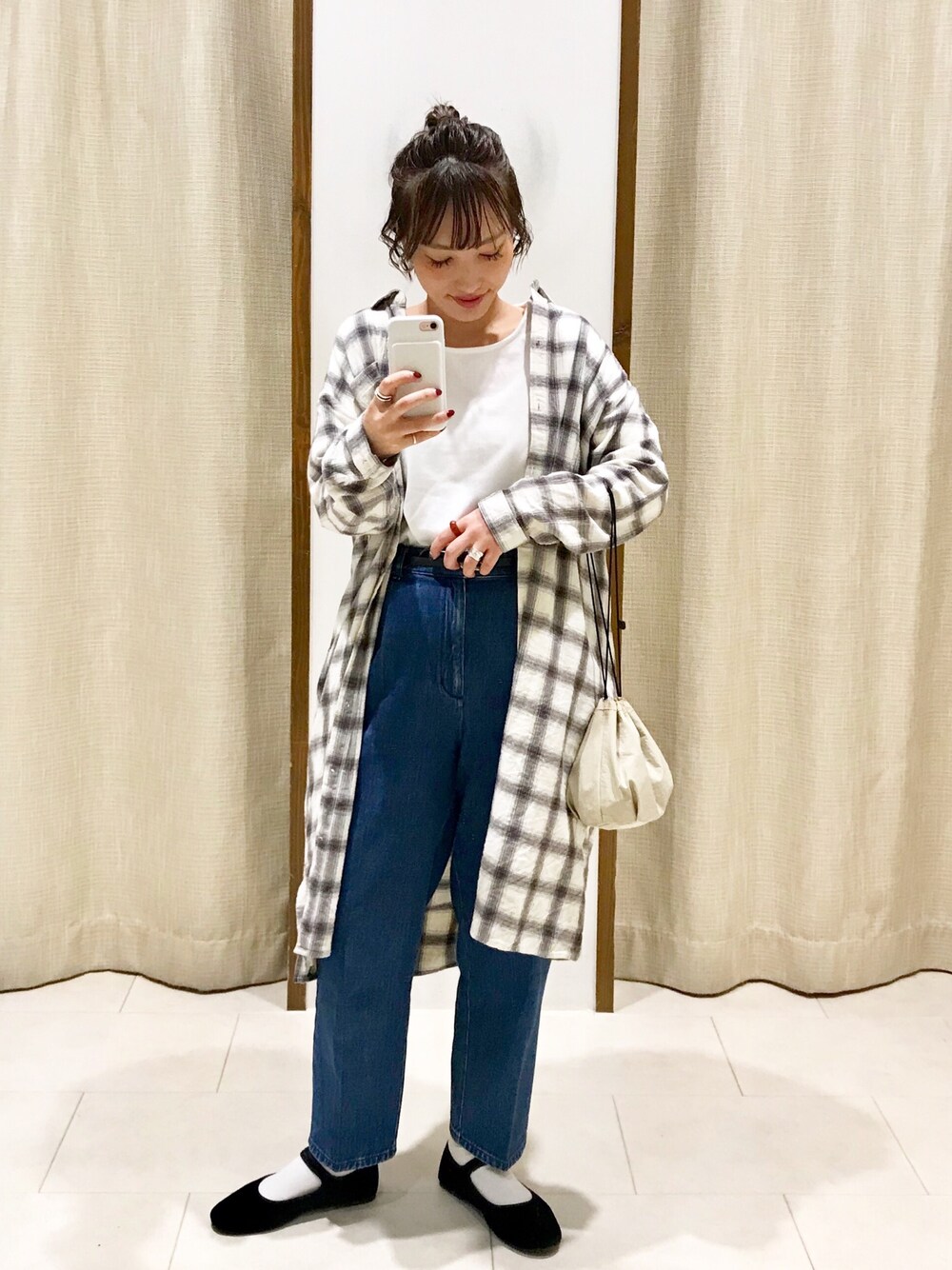 ブラック系のワンピース、ホワイト系のTシャツ/カットソー、ブラック系のバレエシューズを着用したレディースの春コーディネートの1枚目の写真