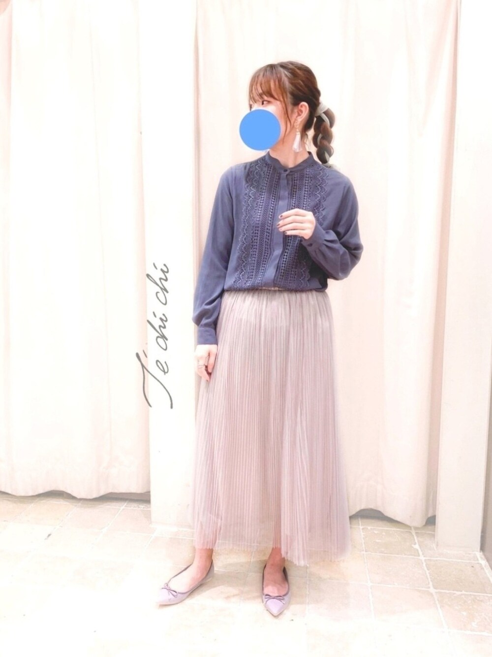 ブルー系のシャツ/ブラウス、グレー系のスカート、パープル系のパンプスを着用したレディースの春コーディネートの1枚目の写真