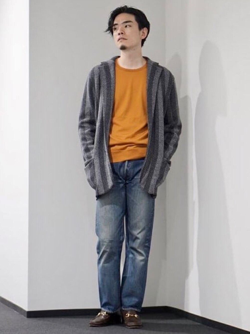 イエロー系のニット/セーターを着用したメンズの秋コーディネートの1枚目の写真